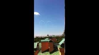 Aircrafts paint heart in the sky (сердце в небе)