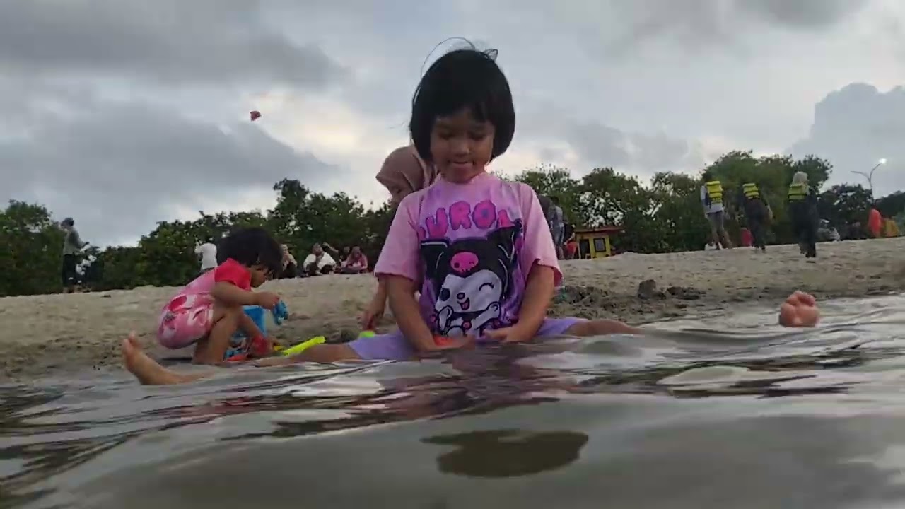 Main Pasir Dan Air Di Pantai Ancol Bersama Teteh Dan Emoy😁😁😁