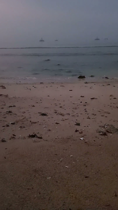 Sarapan di Pantai Sambil Liat Sunrise