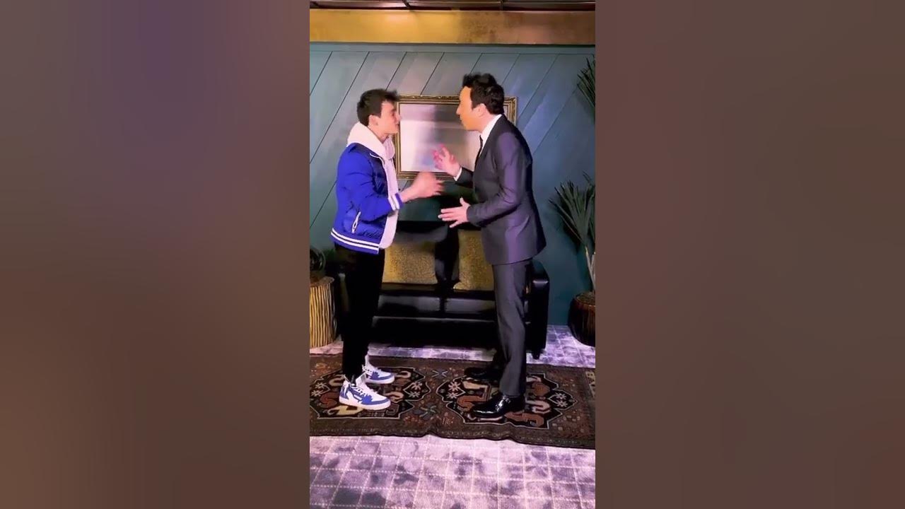 Noah Schnapp y Jimmy Fallon Tik tok! - YouTube