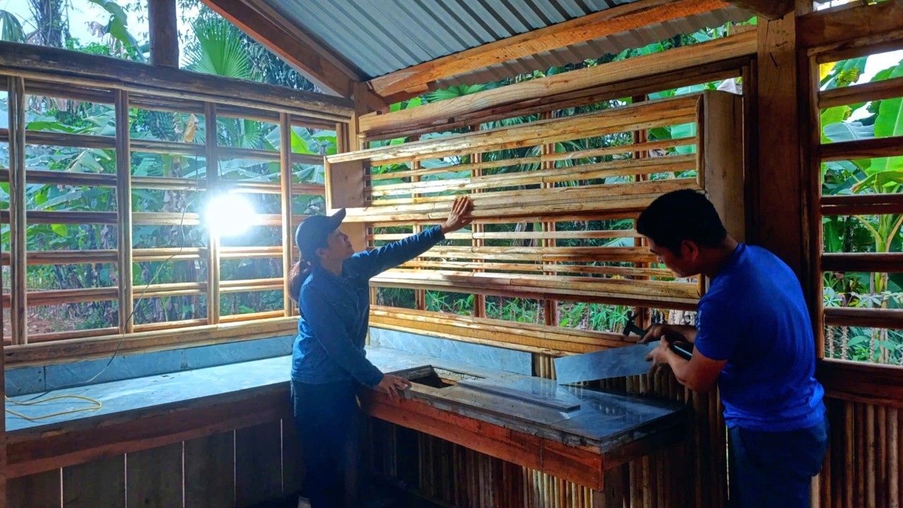 CUONG & LAN excitedly used small pieces of wood to create a lovely kitchen cabinet.