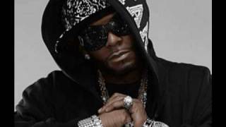 R. KELLY fT. RICK ROSS -SHE KNOWS WHAT SHE WANTS(NEW MUSIC) Resimi