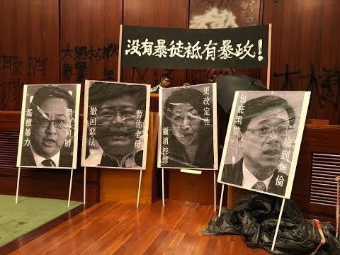 《石涛聚焦》「学生占领立法会议事厅」涂鸦港徽 悬挂港英时代区旗「没有暴徒 只有暴政」宣读声明 有3人誓死抗争留守 其他人要12点後撤离 警察声明称占领者为暴徒 