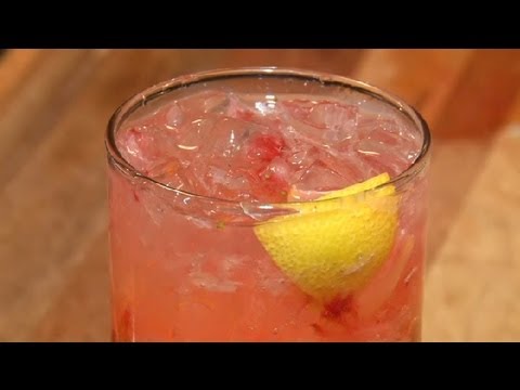 how-to-make-drinks-with-strawberries-&-lemons-mixed-together-:-cocktails-&-mixology