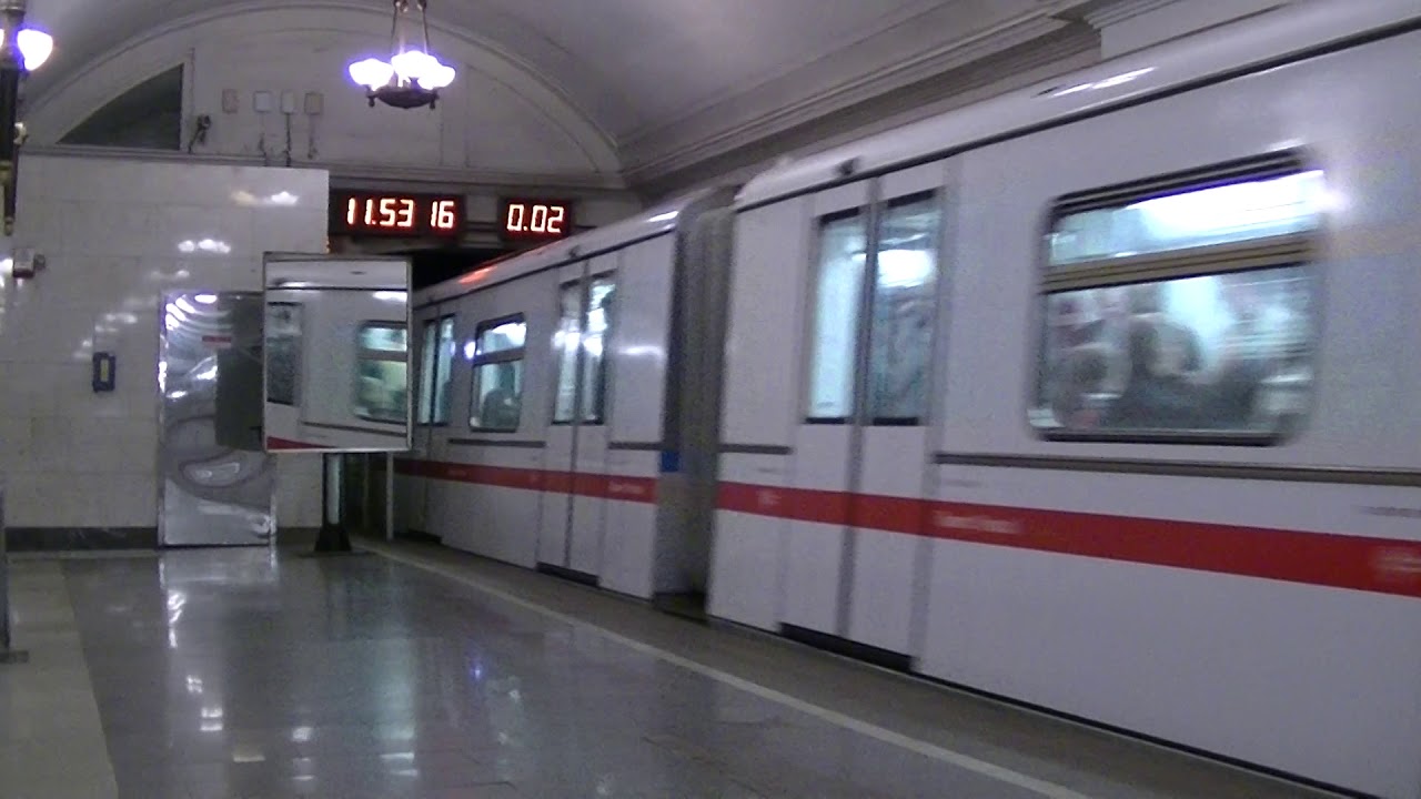 Двигатель поезда метро