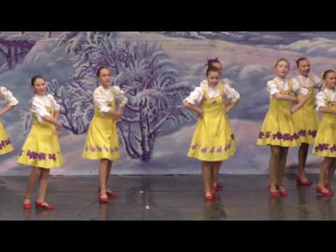 "Плясуньи". Русский народный танец. "Female Folk Dancers". Russian folk dance.
