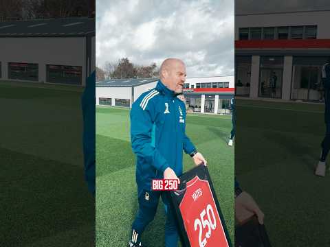 The Gaffer with a surprise for Ryan Yates after training. 🫶