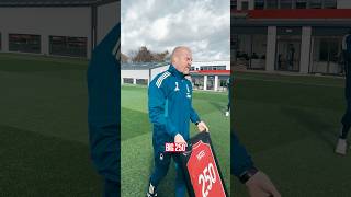 The Gaffer with a surprise for Ryan Yates after training. 🫶 Details