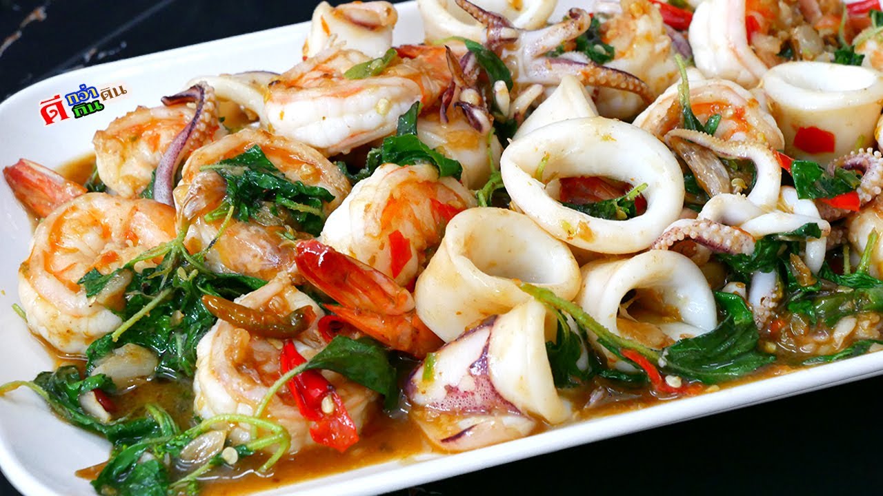 ข้าวกระเพรา หมู ทะเล กุ้ง ไข่ ทอดกรอบ