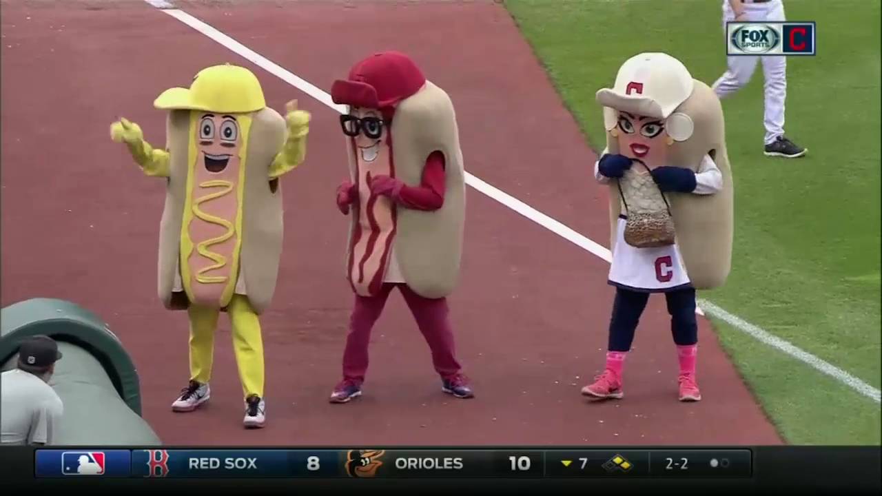 Indians' Jason Kipnis bowls over Ketchup in Hot Dog Derby 