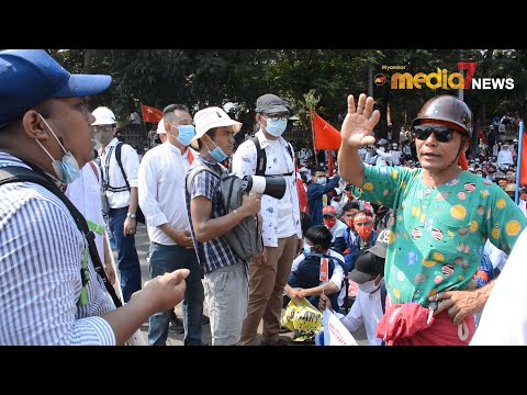 အမေရိကန်သံရုံးအဝင် ရဲများကလမ်းများပိတ်ထားကြကာ ပြည်သူများက ငြိမ်းချမ်းစွာအထိုင်သပိတ်ဖြင့် ဆန္ဒပြ