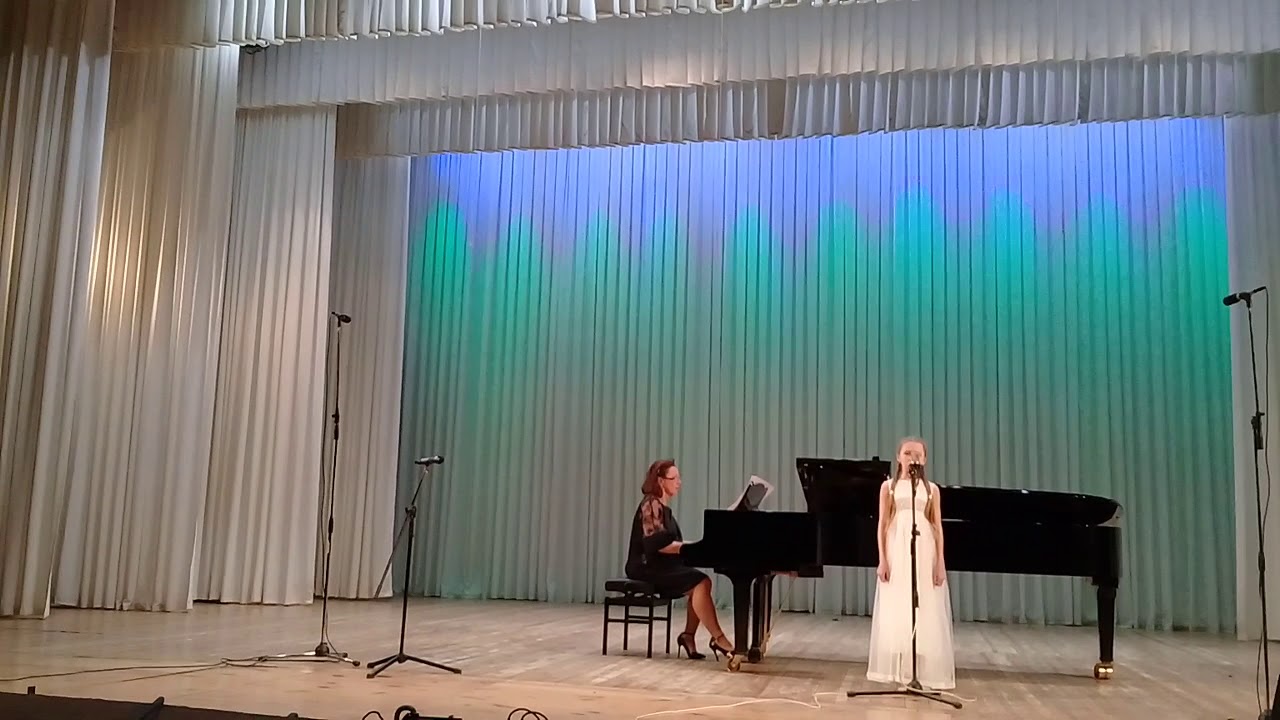 Сольное выступление в большой комнате