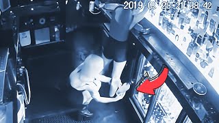 видео: На Камеру Наблюдения Попало ТАКОЕ, Что Нужно Обязательно Увидеть! картинка: На Камеру Наблюдения Попало ТАКОЕ, Что Нужно Обязательно Увидеть!