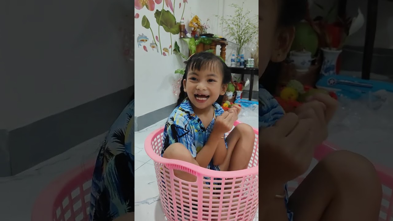 Bông Bi 7 tuổi đi bán kem 