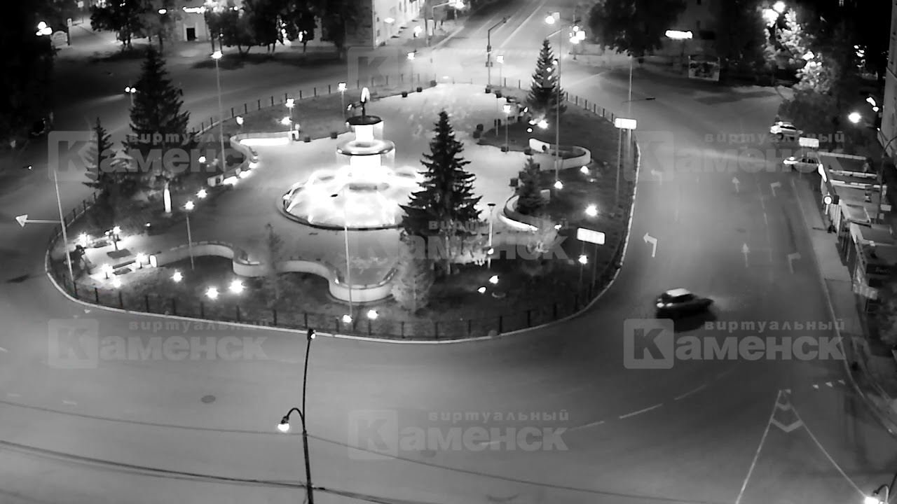 Поздним вечером в Каменске-Уральском автомобиль влетел в остановку ...
