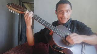 kaio viola tocando e cantando a música o show tem que continuar