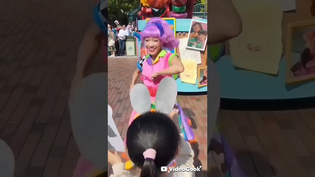 迪士尼好友花車巡遊演藝人員互動 #hkdisneyland #香港迪士尼樂園 #hongkongdisney #香港迪士尼演藝人員#hkdisneyland 