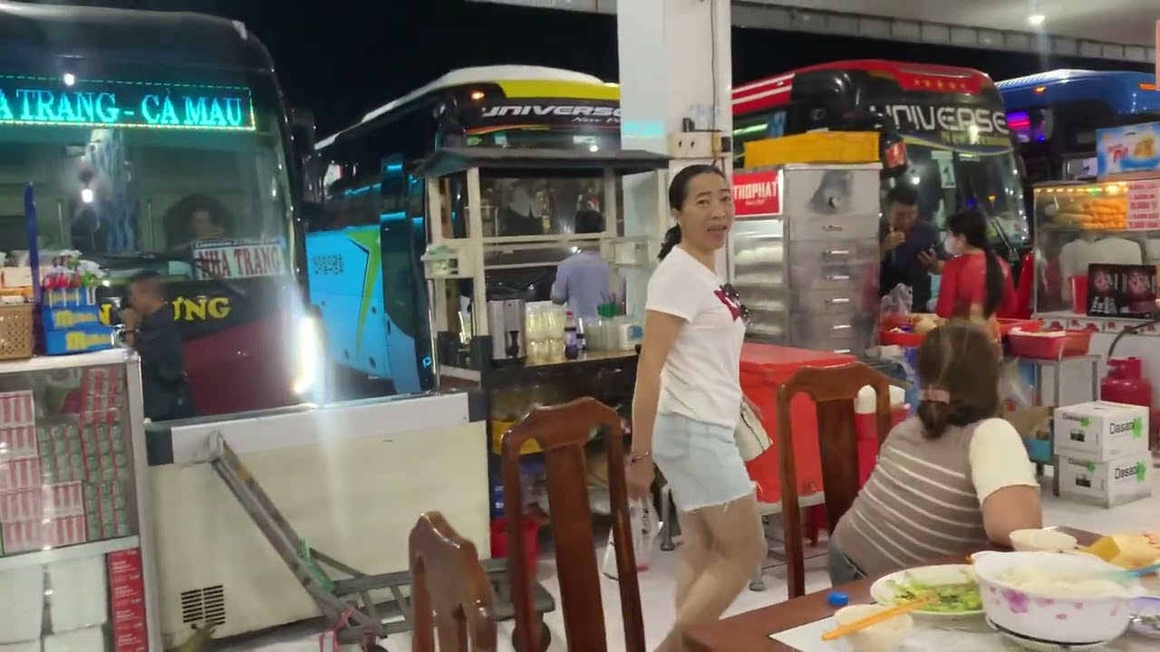 Trạm dừng chân Minh Phát 2 cuối tuần dòng người nhộn nhịp, dàn xe khổng lồ.