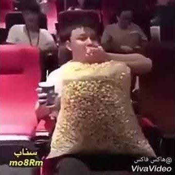 رجل ياكل أكبر كيس فشار بالعالم.... هتعيط من كتر الضحك