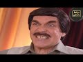فنان مشهور متزوج مخرجة وعالطالعة والنازلة بيتقاتلو وببهدلو بعض بس قدام الناس غير شكل