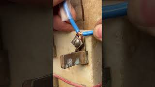 Old-school electrician solved what many people pretend to know #TexasDIY #SecureFix #SmartSolution