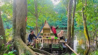 Camping di saat hujan Membangun shelter dari bambu di atas sungai besar