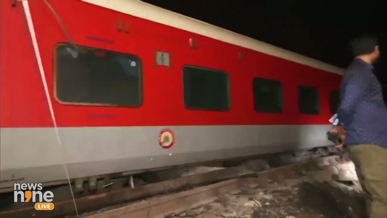 21 Coaches of Kamakhya-Bound North East Express Derail Near Raghunathpur in Buxar, Bihar | News9