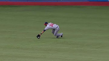 MIN@TOR: Hicks charges in for a diving catch