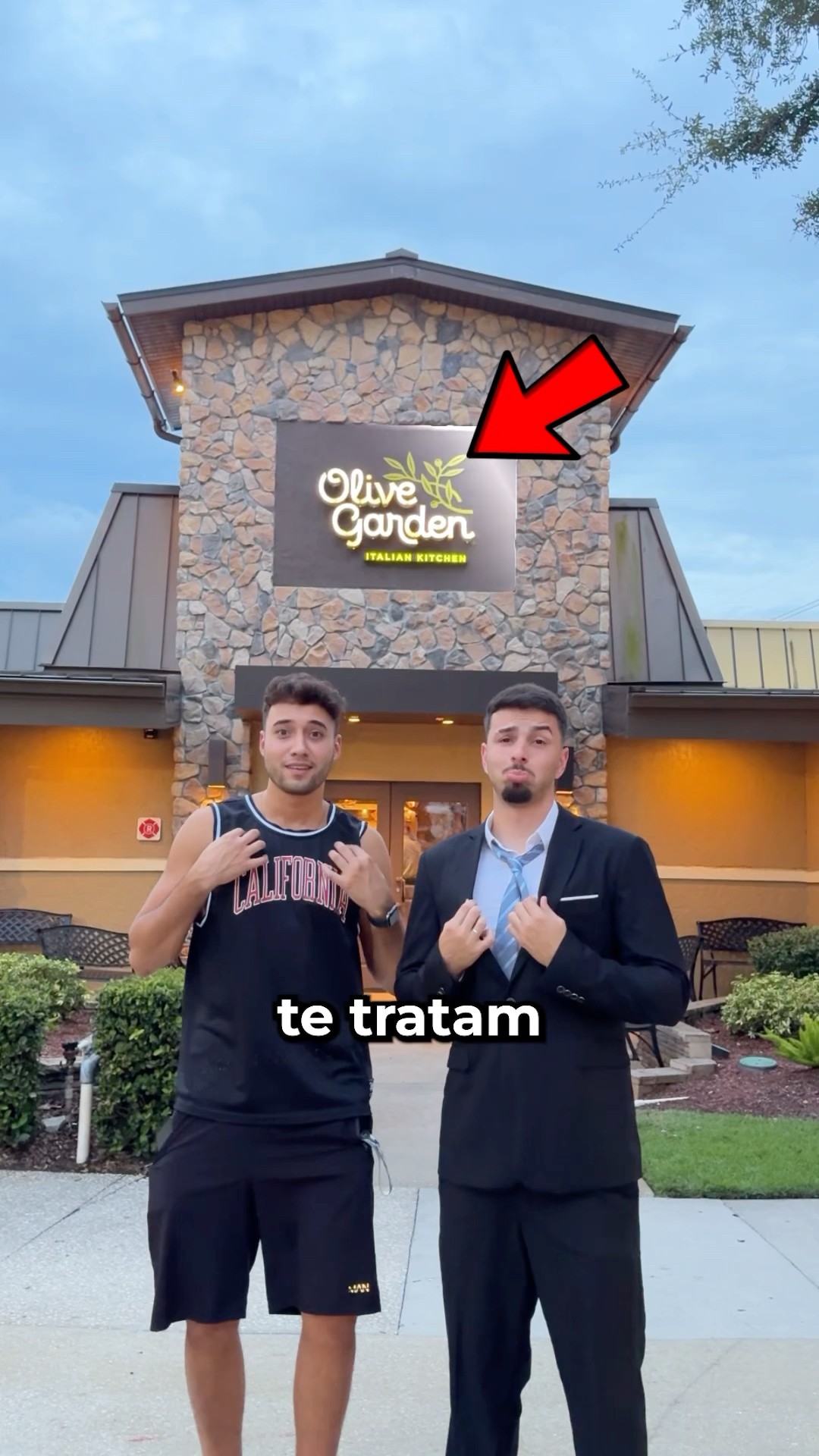 Roupa Chique vs Roupa Normal no Restaurante #shorts