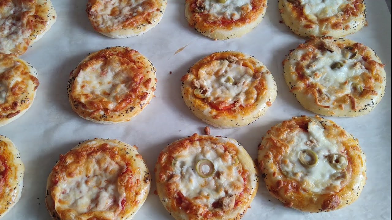 ميني بيتزا بعجين مفشفش مع طريقة الاحتفاظ بها في المجمد جاهزة للطهي.