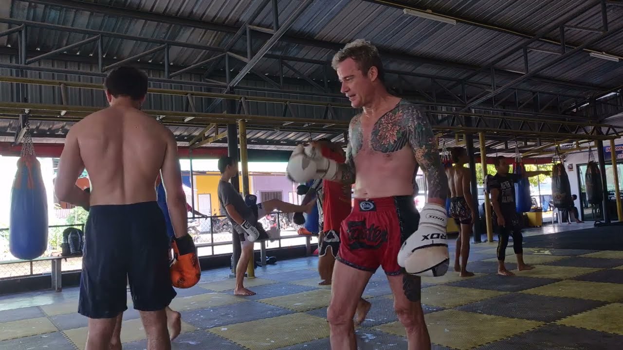 푸켓무에타이체육관에 야쿠자가 나타났다고.. #태국푸켓무에타이체육관 #태국무에타이체육관