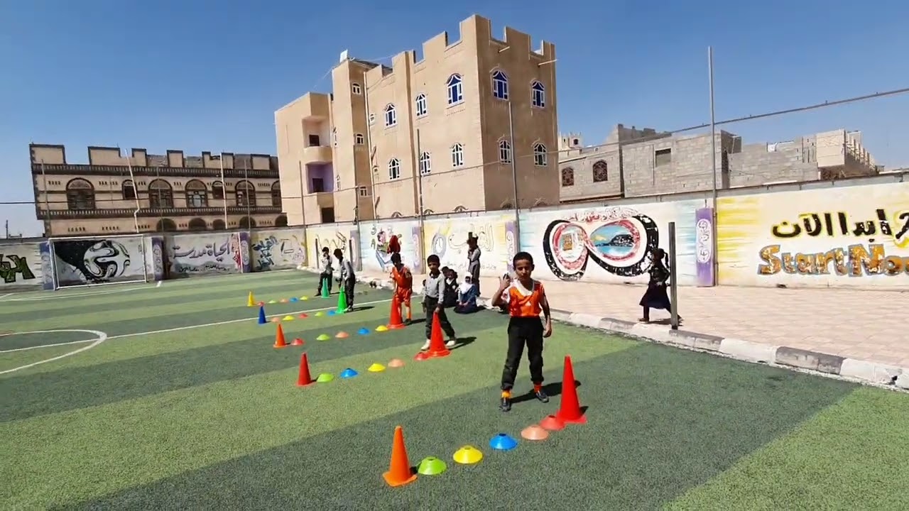 مسابقة ترتيب الالوان حسب سماع النداء وعند سماع الصافرة  حجز منطقة في احد الاطواق الموجودة في الوسط.