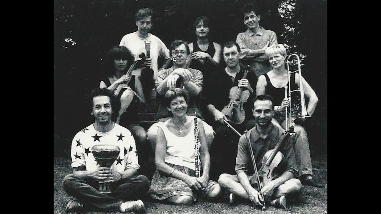 Assista a Penguin Cafè Orchestra, nice live recording 1987, Cutting branches for a Temporary Shelter no YouTube