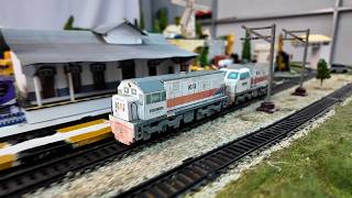 Menemukan Kereta Api Indonesia, KRL Commuterline, Lokomotif cc300, Palang Pintu Perlintasan KAI #01