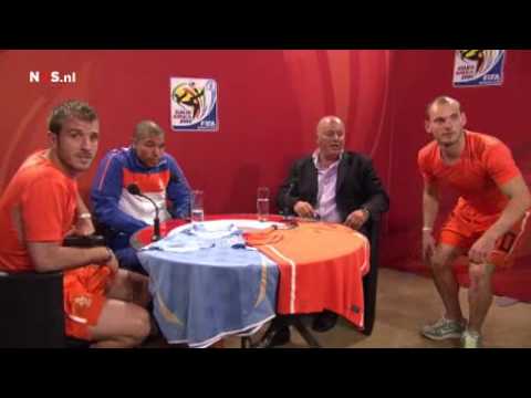 De Jong, van der Vaart, Sneijder en Jack van Gelder na Nederland - Uruguay