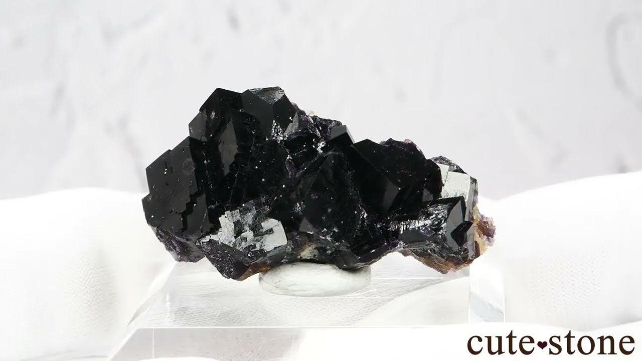 ドイツ Zehntausend Ritter Mine産 ブラックフローライト No.16 - YouTube