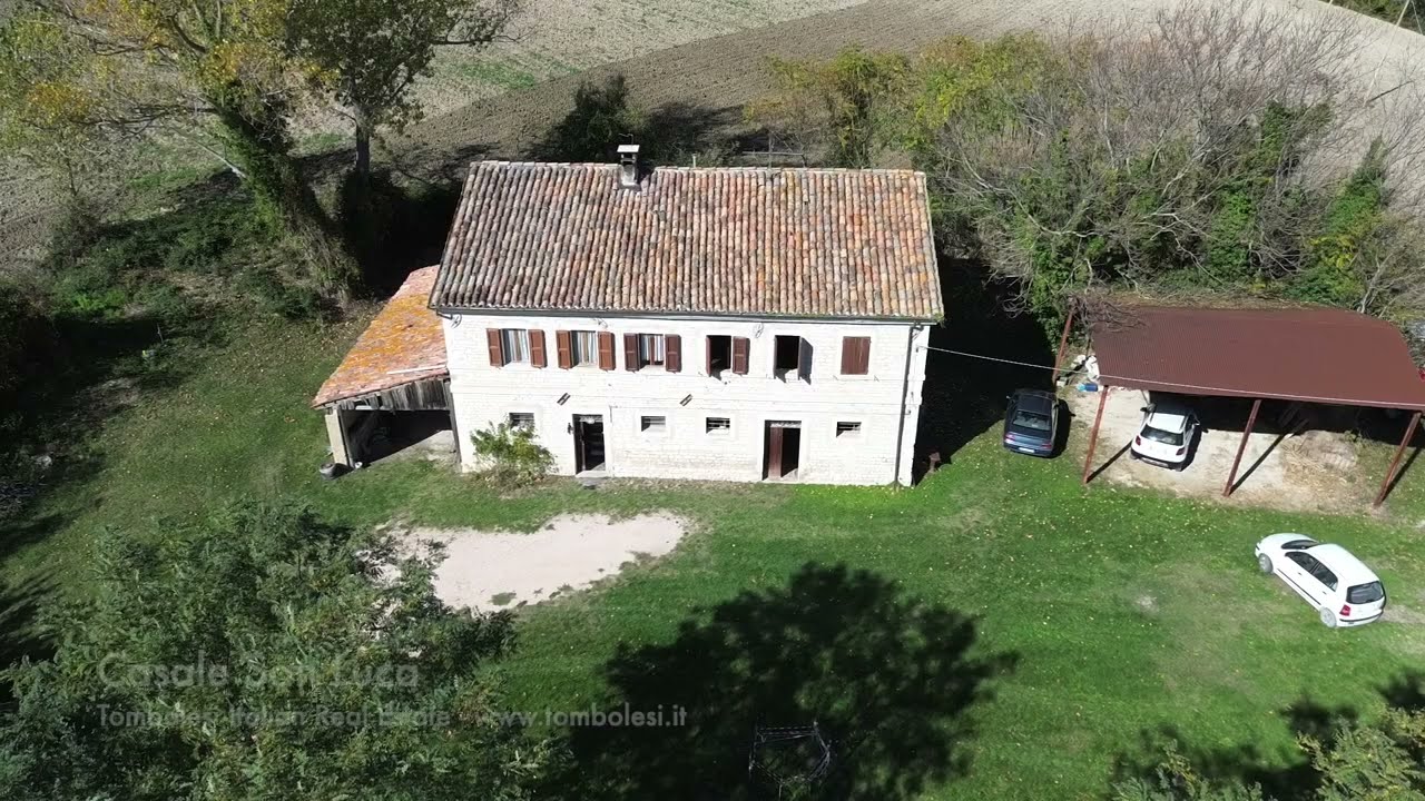 Casale San Luca in pietra bianca nelle colline di Pergola – autentico fascino rurale marchigiano