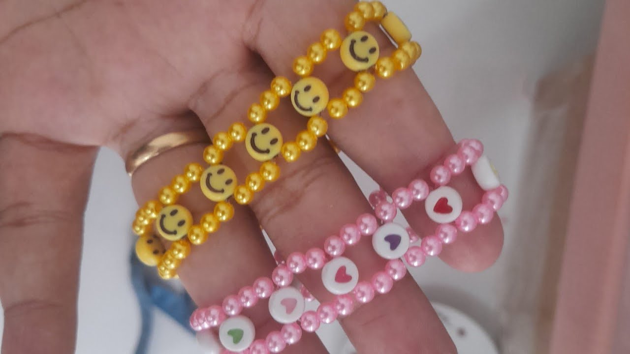 Pulseira infantil com pérolas e emogi de carinha feliz idéia para iniciantes