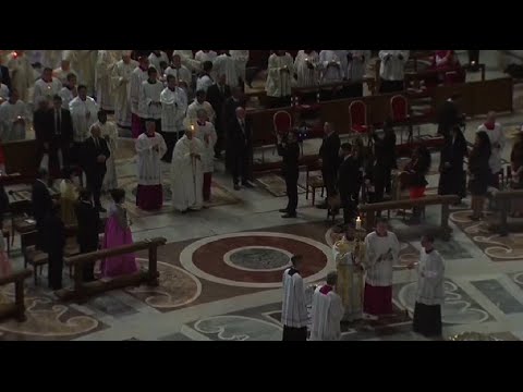 Pope Francis offers message of hope at Easter vigil