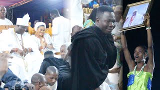 OONI OF IFE SHOWER PRAYER ON DELE OMOWOLI AS HE BOW TO GREET HIM HIS OLORI AT OLOJO CULTURAL NIGHT