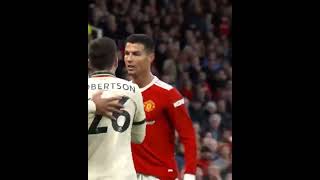 How did Ronaldo survive a red card? | LFC battered Man United 😆😆😆