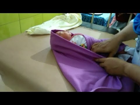 Begini cara membedong bayi baru lahir yang benar dan aman
