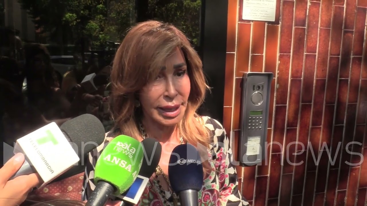 Milano, scoperta la targa in memoria di Mike Bongiorno nella sua casa di via Procida