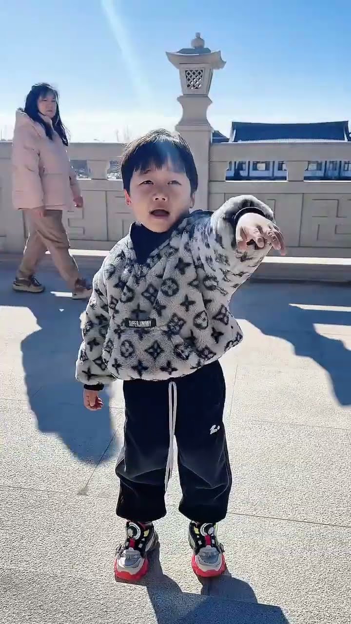 测试儿子的反应能力，跟着爸爸学的有模有样！#Cute baby#Cute#呆萌小米宝#聪明宝宝#萌娃