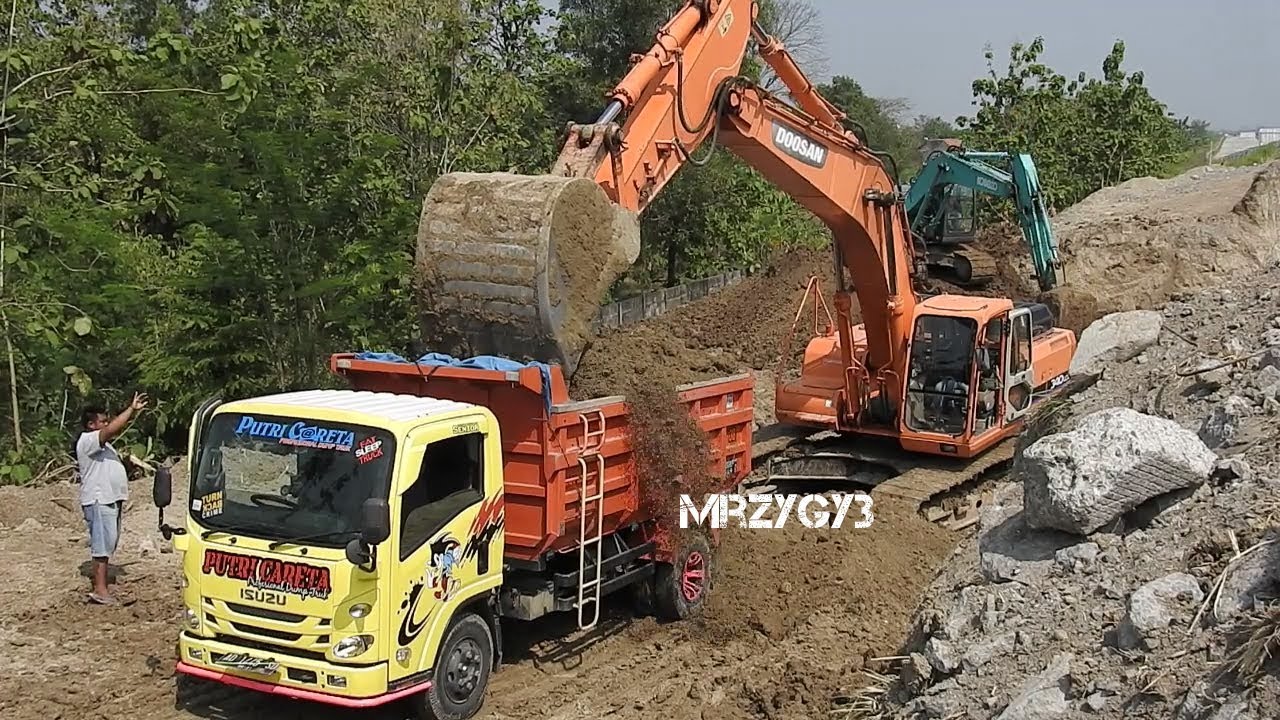 Big Digger Doosan Working Loading Dump Truck On Toll Construction - YouTube