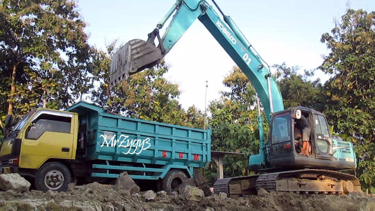 Kobelco SK200 Geospec Excavator Loading Mitsubishi Colt  