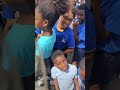 Awe den kuadro di Blue Nation, a bishitá diferente skol huntu ku futbolista profeshonal Tahith Chong