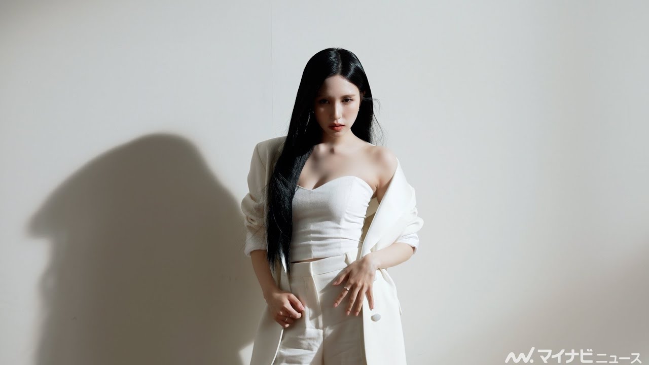 TWICE Mina looks cool in outfit that highlights her beautiful