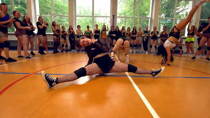 Yalangoch va qizil sochli ayollarning taytli fotosuratlari