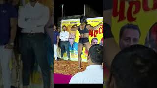 Ladies Super Bodybuilding - Muscle Posing On Stage